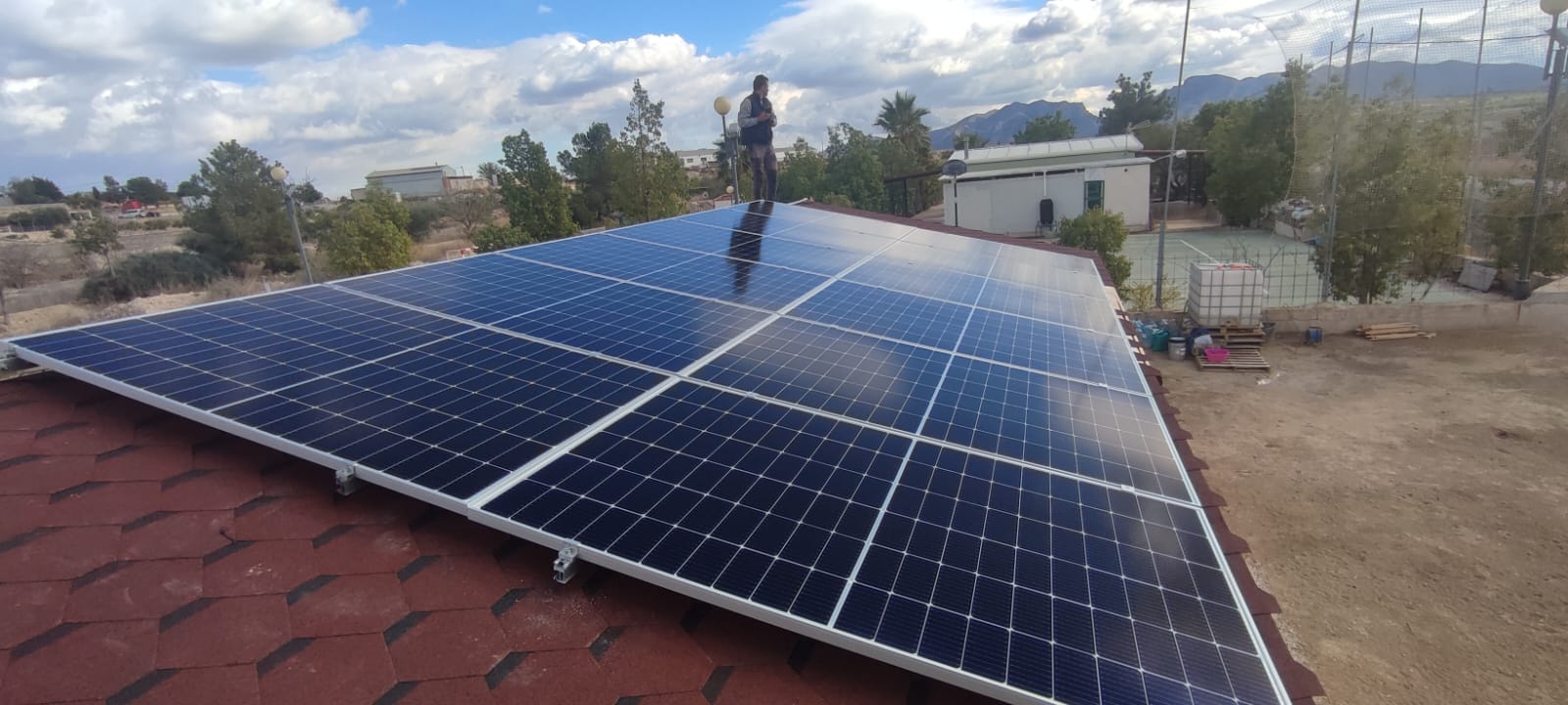 Paneles solares en el tejado de la casa Atria