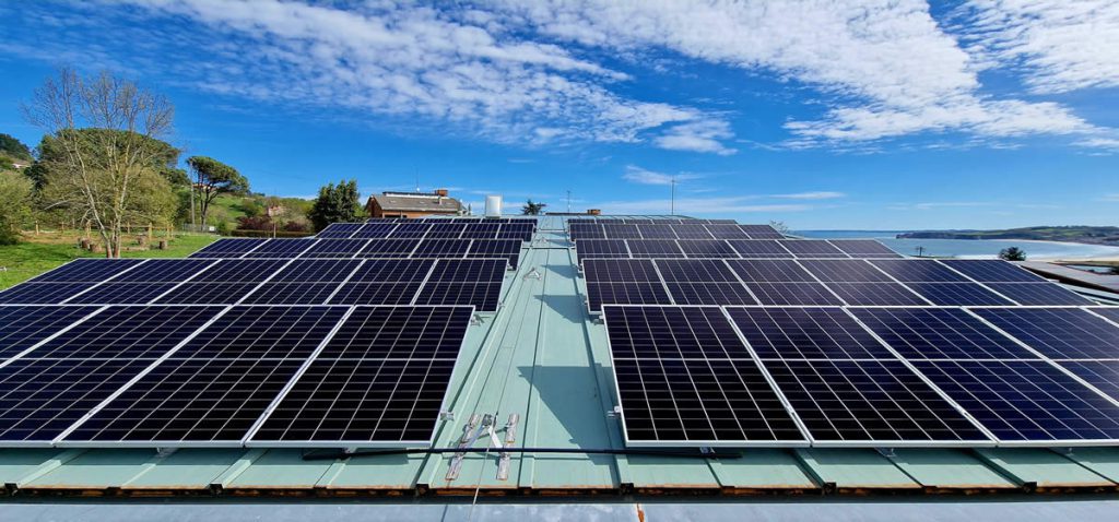 Paneles solares en el tejado de la casa Atria