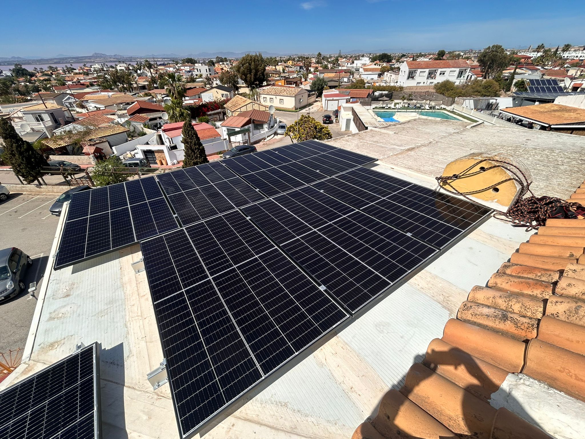 Paneles solares en el tejado de la casa Atria