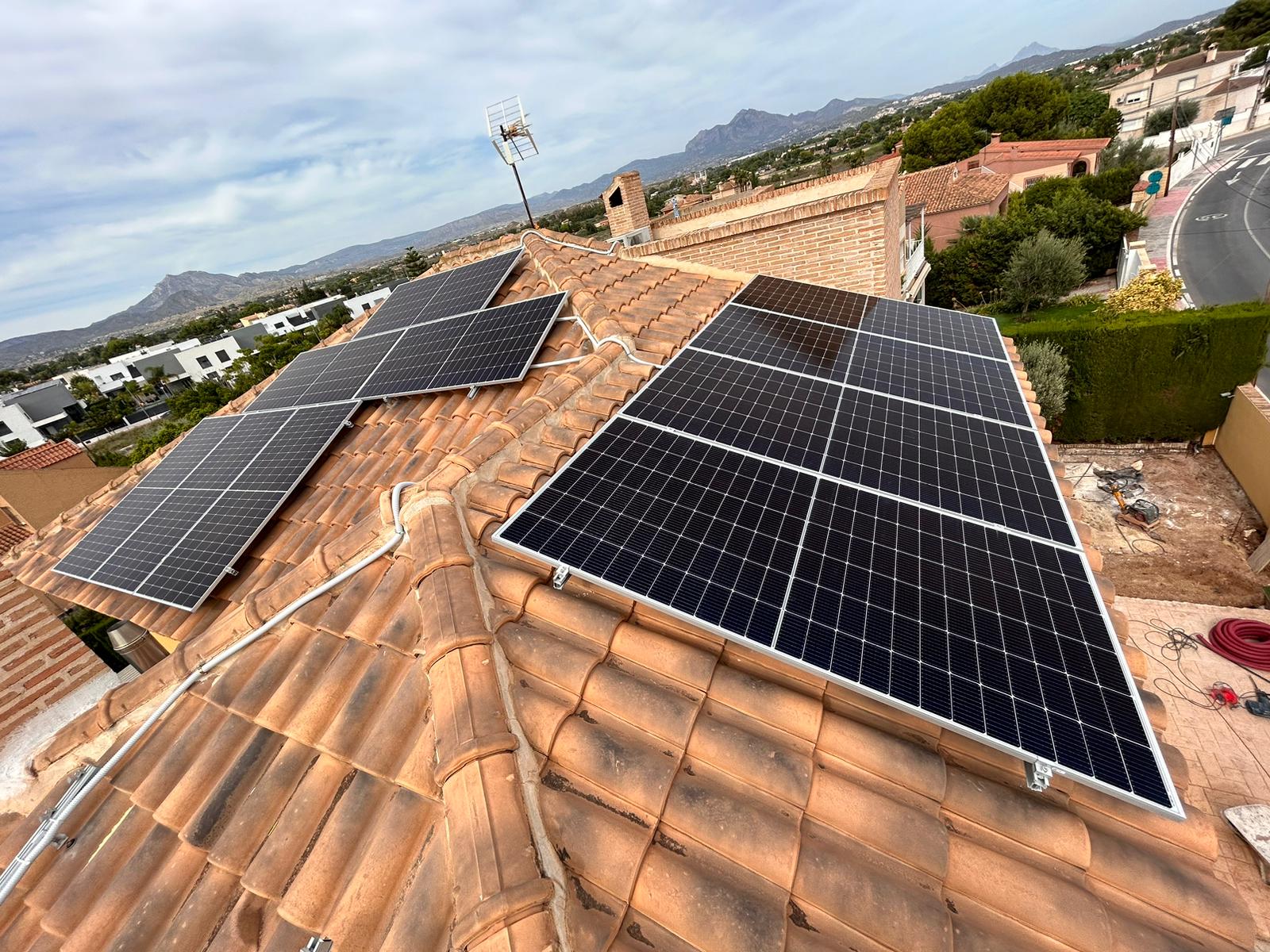 Paneles solares en el tejado de la casa Atria