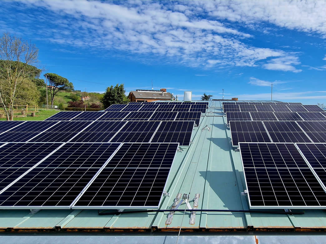 Paneles solares en el tejado de la casa Atria